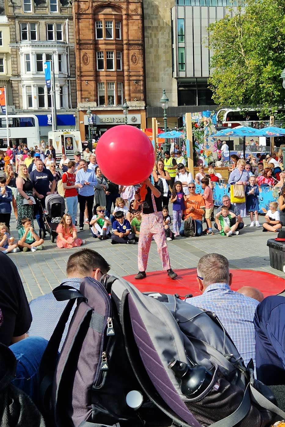 edinburgh fringe festival street performers
